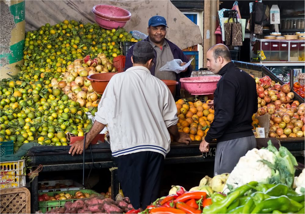 Überangebot im Souk in Agadir, Marokko