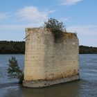 Überbleibsel einer Brücke auf der Rhone