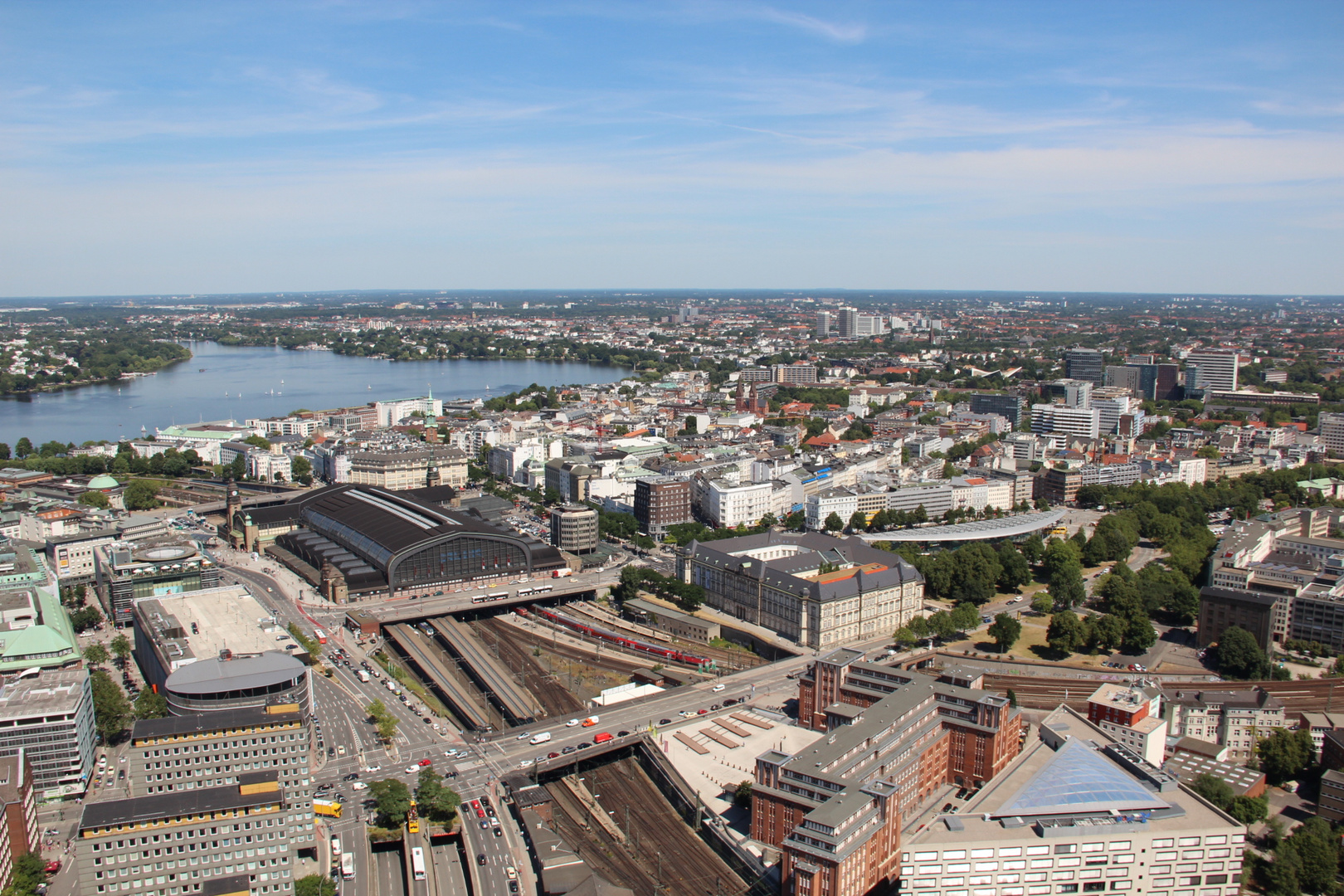Überblick über Hauptbahnhof und Aussenalster