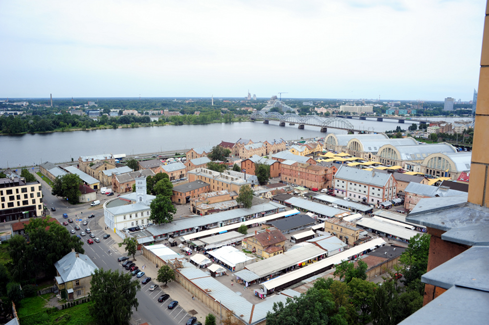 Ueberblick ueber Riga, ... rechts die Markthallen