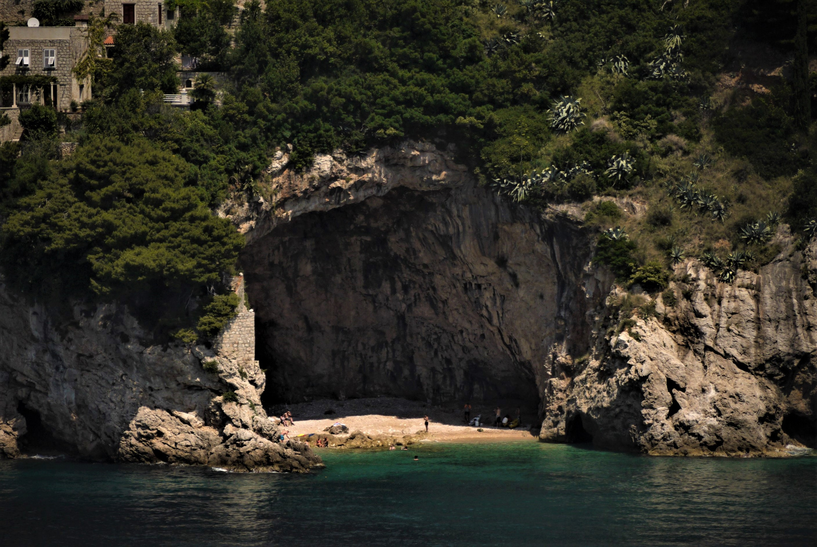 überdachte Badebucht - Karsthöhle am Betina-Strand Dubrovnik