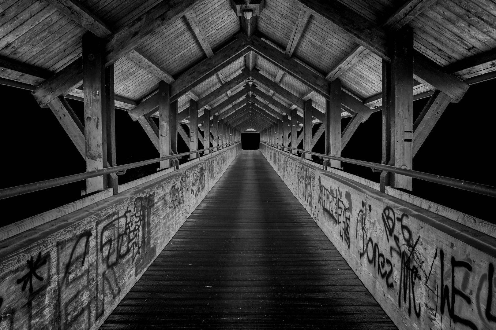 Überdachte Brücke bei Nacht