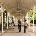 Überdachter Gehweg im Kurpark von Vichy