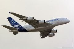 Überflug A-380 800 HH Landungsbrücken