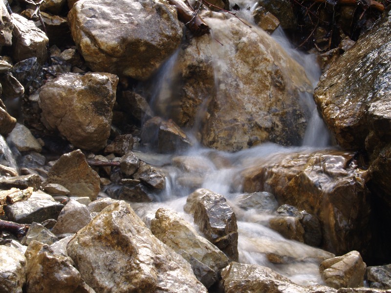 Überflutete Steine in den Allgäuer Alpen