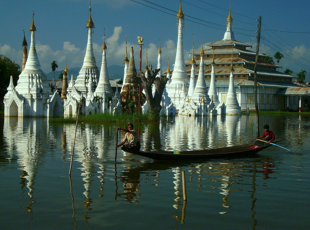 Überflutete Zedis im Inle-See.