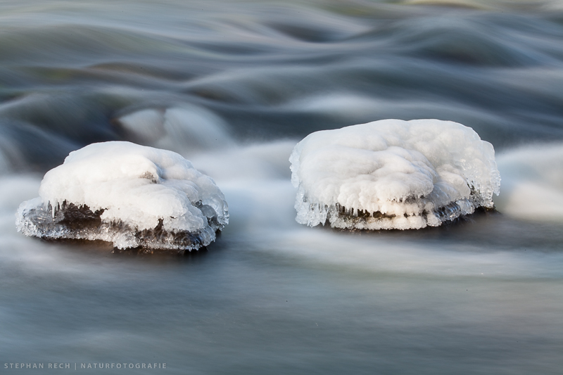Überfrorene Felsen im Fluß