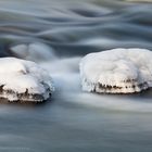 Überfrorene Felsen im Fluß