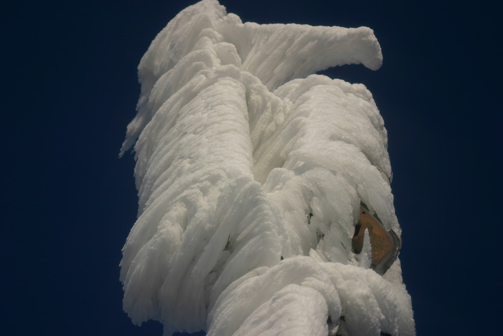 Überfrorene Wegweisung auf dem Hochblauen (Schwarzwald)