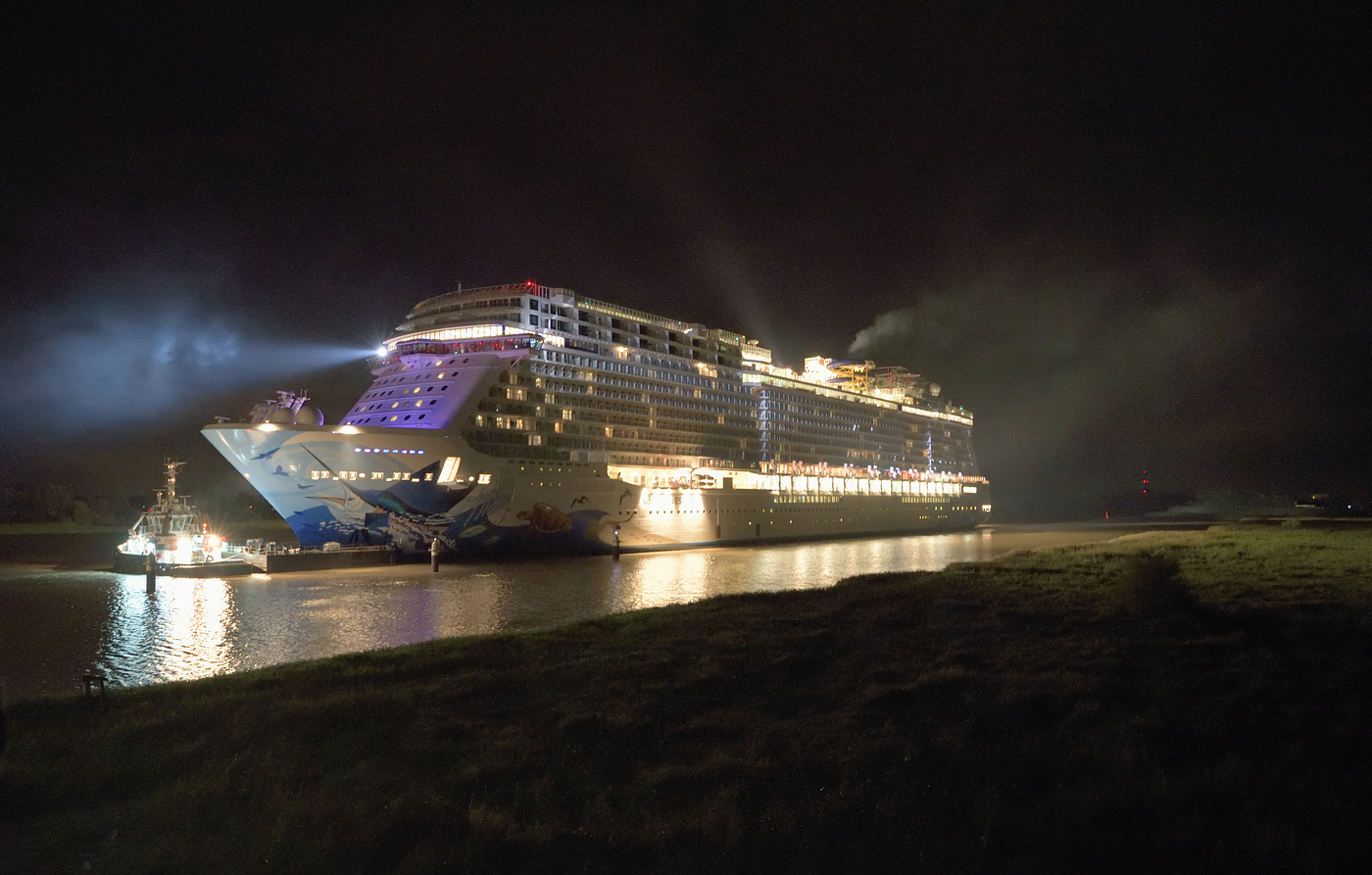 Überführung der “Norwegian Escape“ auf der Ems am 18.09.2015 in Leer