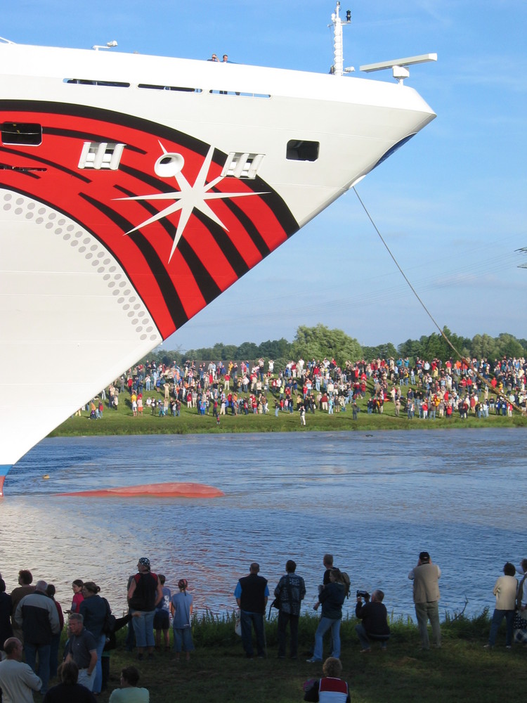 Überführung der "Norwegian Jewel" auf der Ems 2005