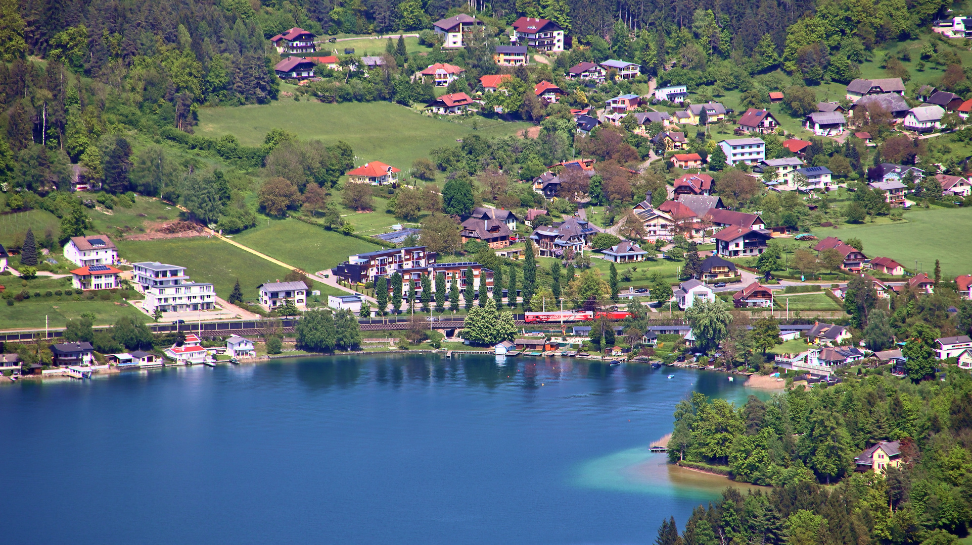 Überführung eines Reisezugwagens in Richtung Klagenfurt