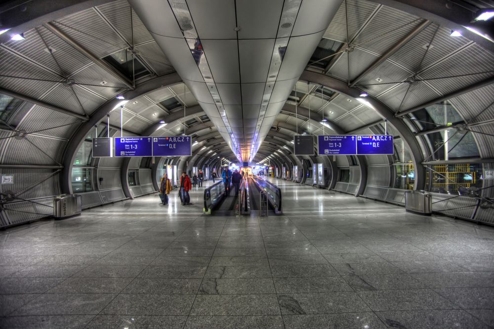 Übergang Fernbahnhof - Terminal 1 - Flughafen FFM