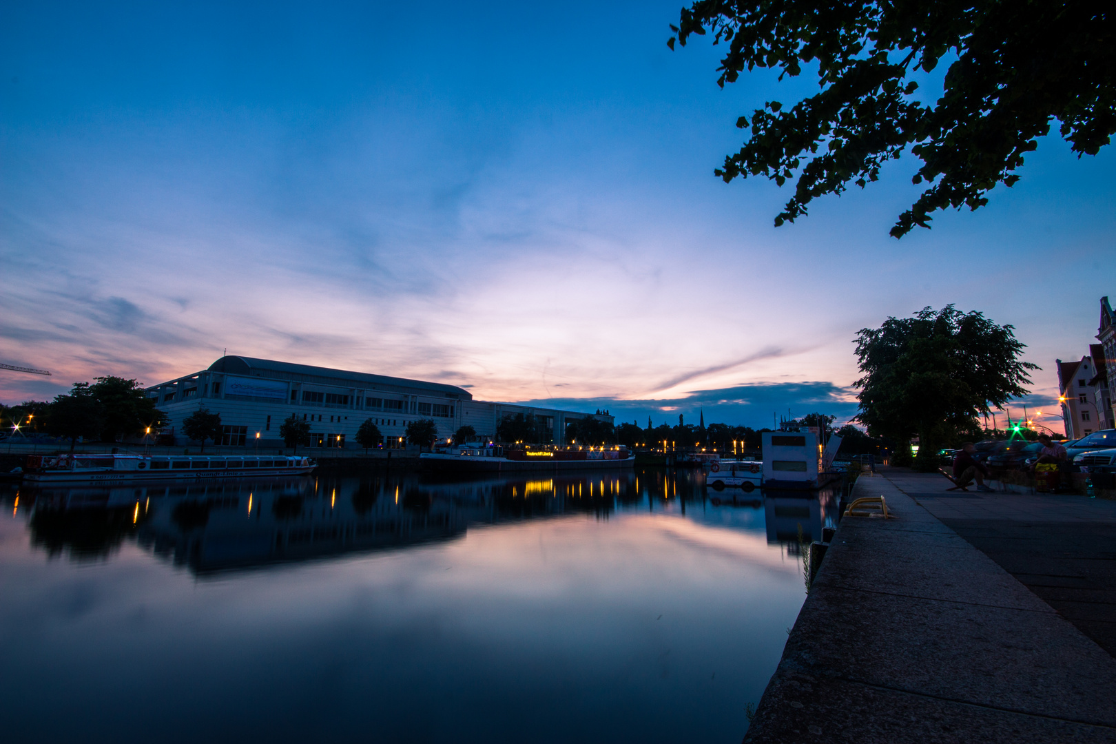 Übergang in Blaue Stunde an der Trave in Lübeck