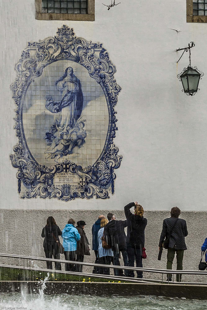 Übergroßes Marienbild in Guimaraes, Portugal