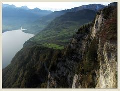 überhängende Felsen neben dem tiefsten See der Schweiz...