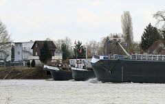 Überholvorgang auf dem Rhein