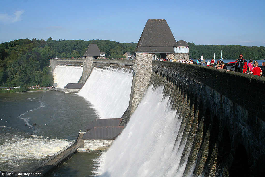 Überlauf an der Möhnetalsperre