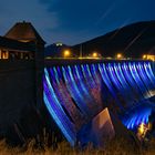 Überlaufende Edertalsperre in der abendlichen Illumination.