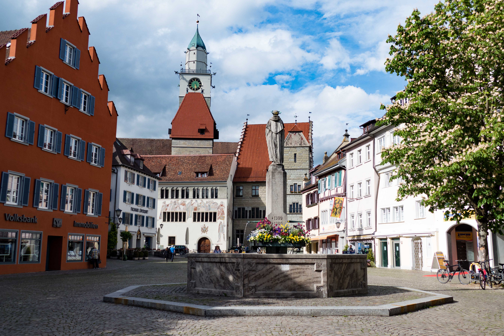 Überlingen Blick zum Kaiserbrunnen und Rathaus