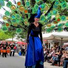 übermächtiger Pfau in Menschengestalt