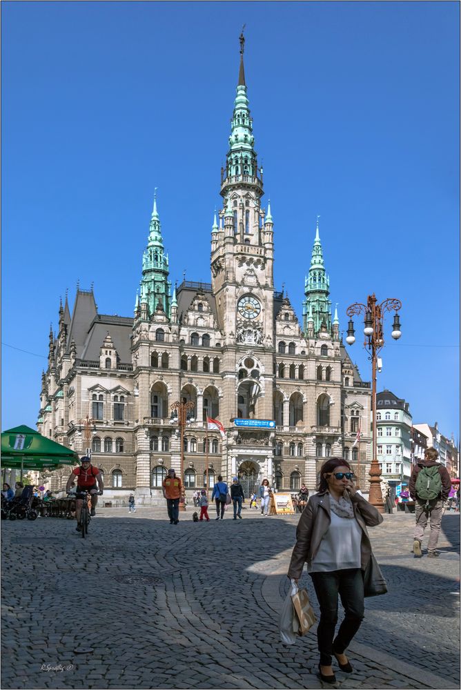 - übern Platz schlendern -