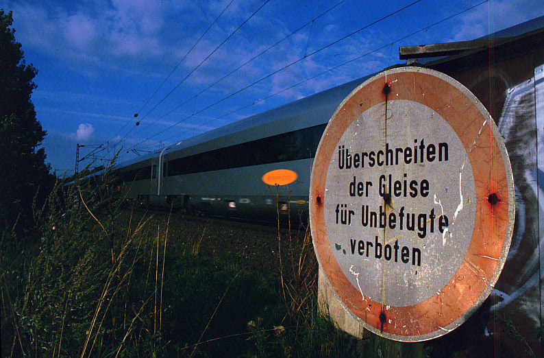 Überschreiten der Gleise... in Dreye bei Bremen