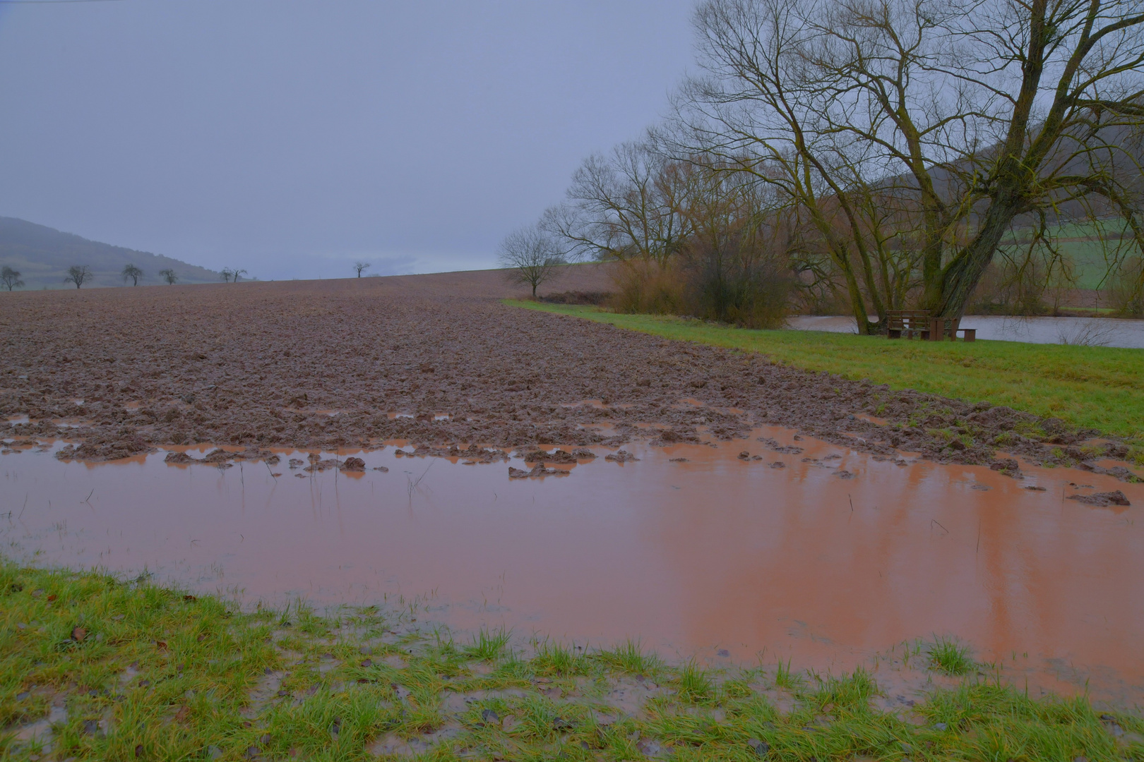 Überschwemmung am See