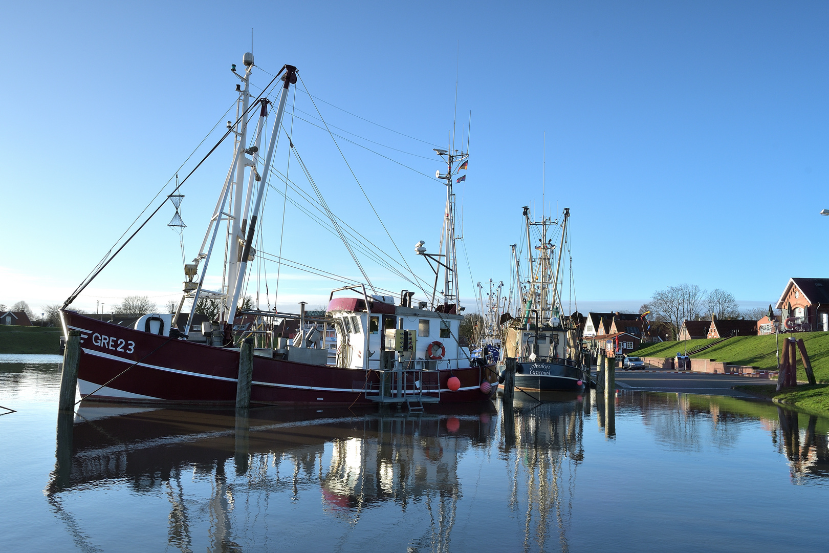 Überschwemmungsgebiet im Hafen von Greetsiel