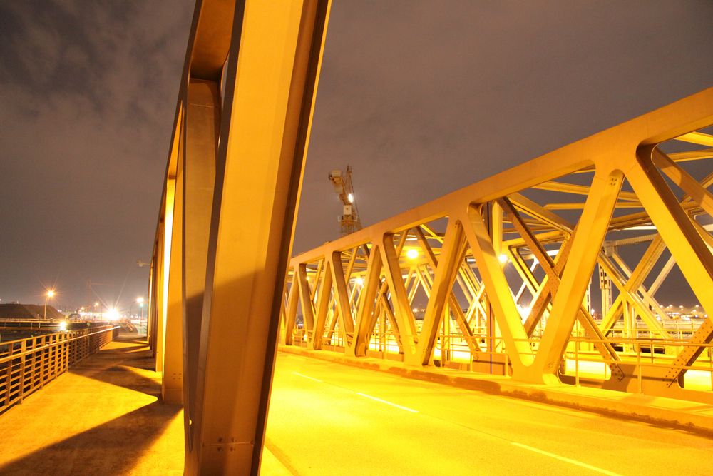 Überseealleebrücke bei Nacht