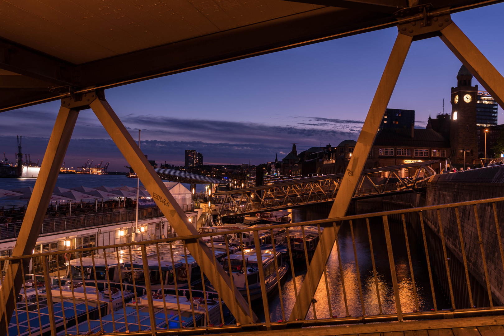 Überseebrücke am Abend