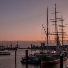 Überseebrücke am Abend