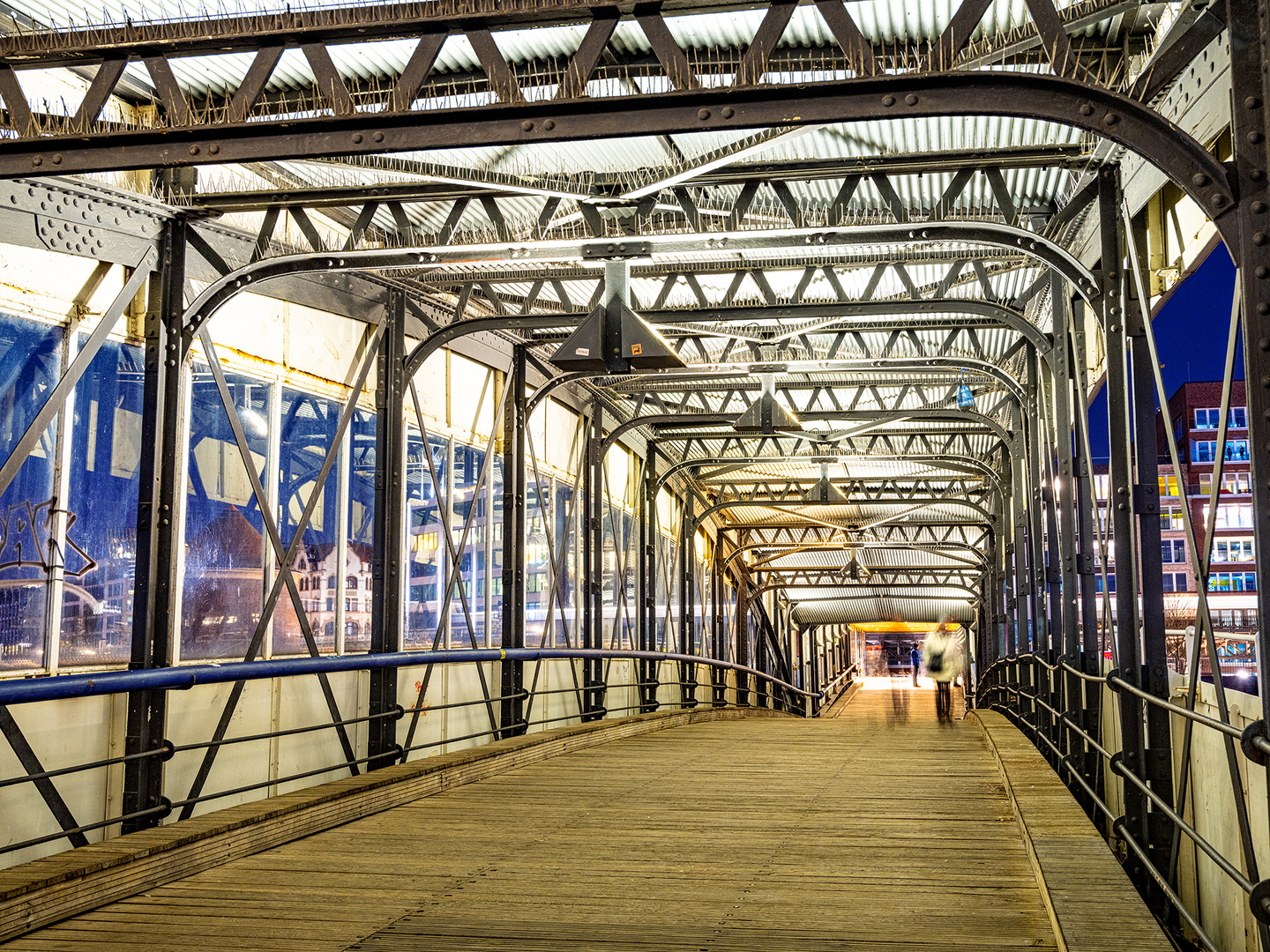 Überseebrücke am Abend