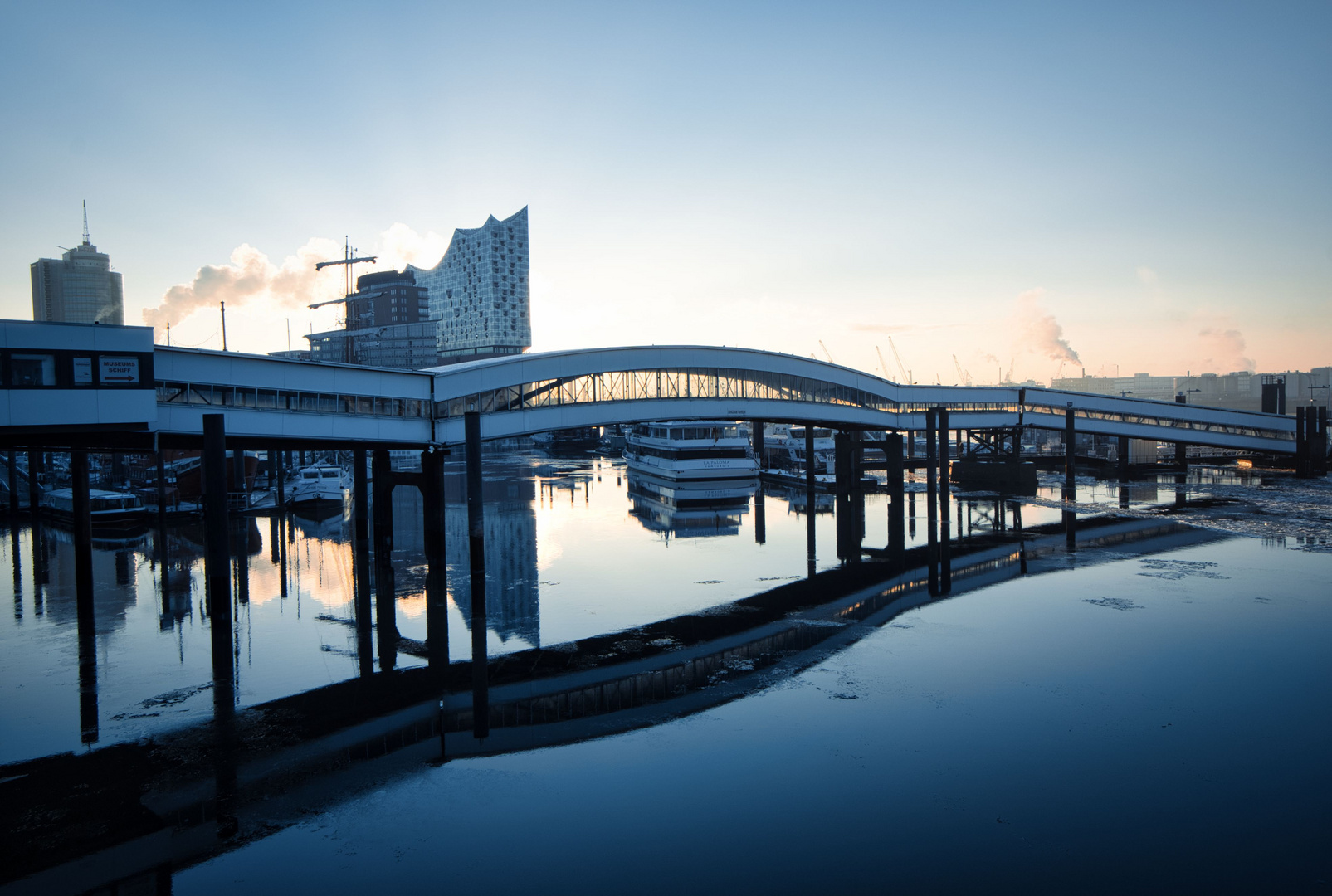 Überseebrücke am Morgen