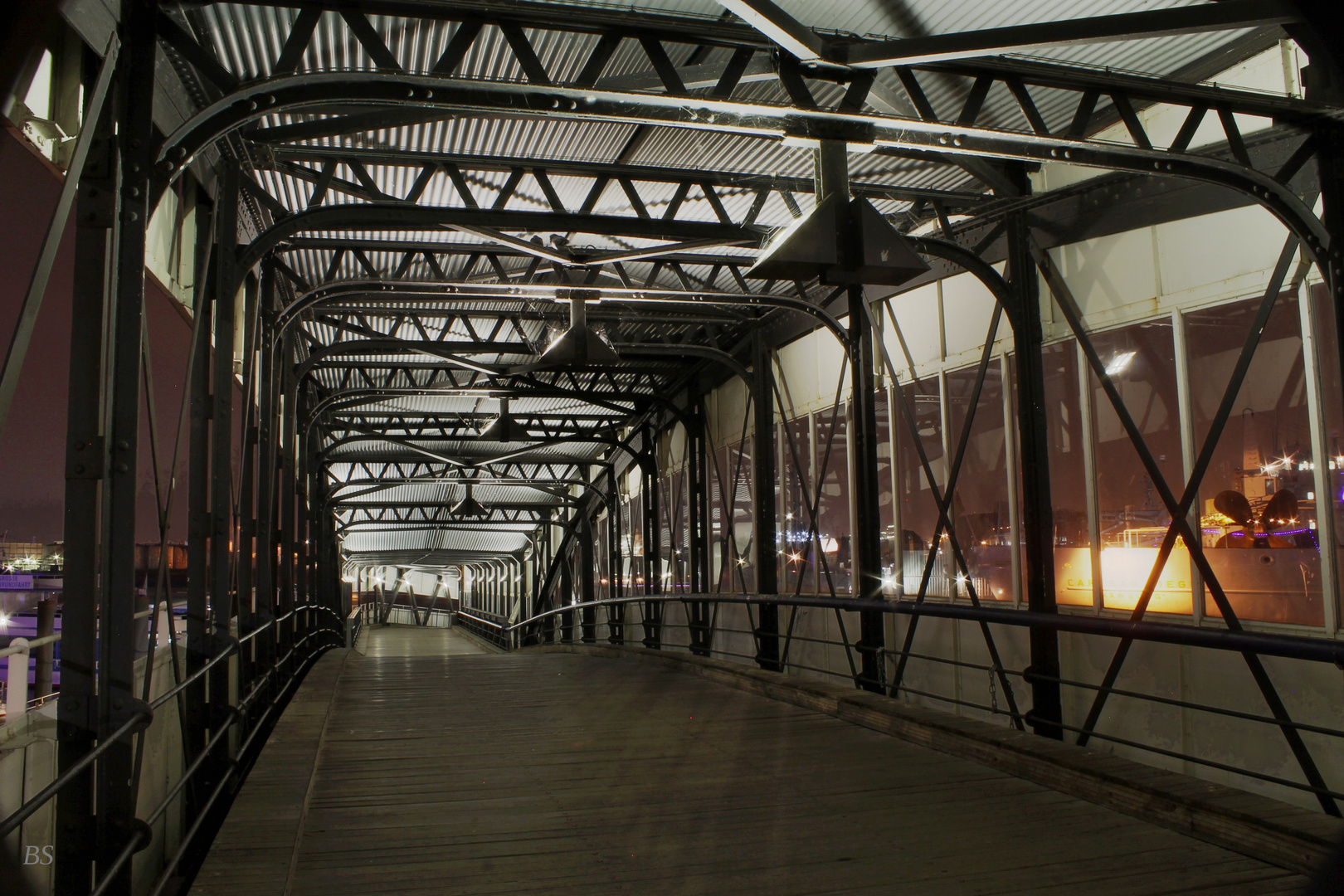 Überseebrücke an den St. Pauli Landungsbrücken