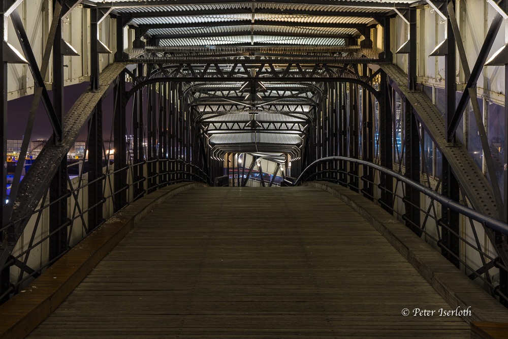 Überseebrücke nachts