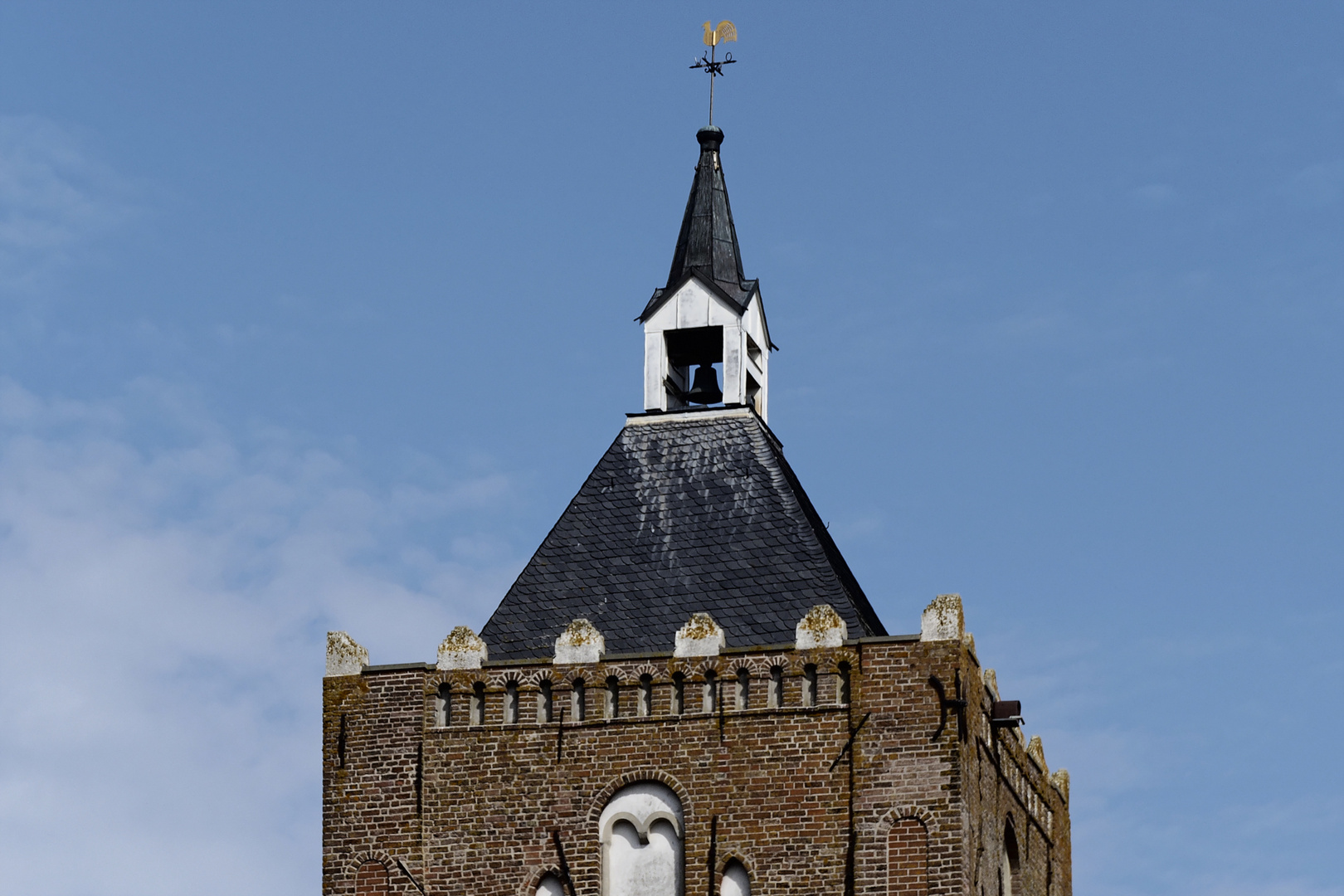 Übersicht: Nisthilfe für Falken am Turm der Kreuzkirche in Pilsum (Krummhörn, Ostfriesland)