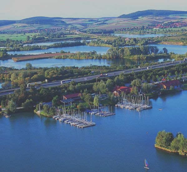 Übersicht über einen Teil der Northeimer Seenplatte.Neben dem Bootsanleger sind die Seeterrassen.