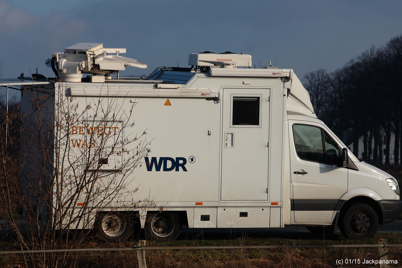Übertragungswagen der Aktuellen Stunde vom WDR-Fernsehen bei den Aufbauarbeiten
