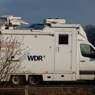 Übertragungswagen der Aktuellen Stunde vom WDR-Fernsehen bei den Aufbauarbeiten