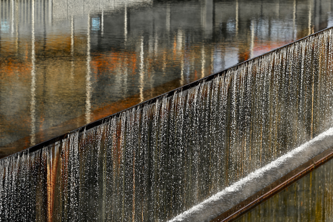 Überwiegend Wasser, überwiegend abstrakt