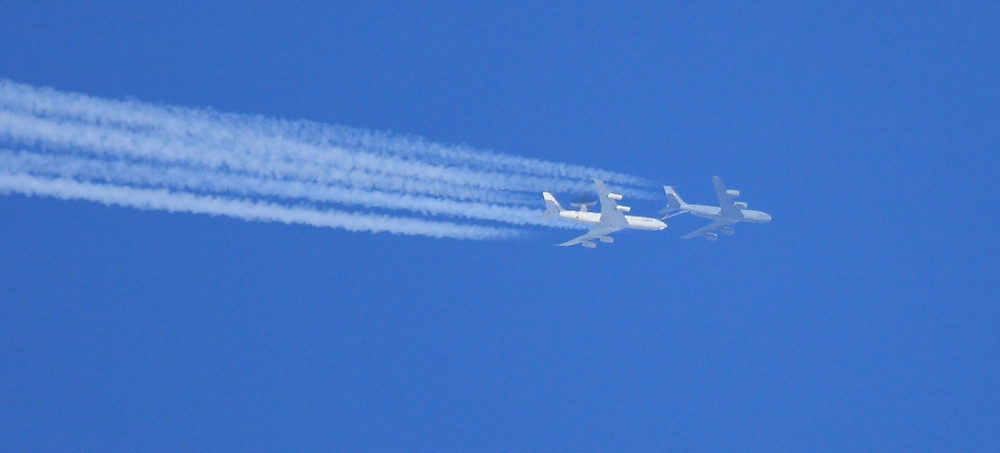 Übungsflug für den Tankwart mit einer AWACS im Schlepptau