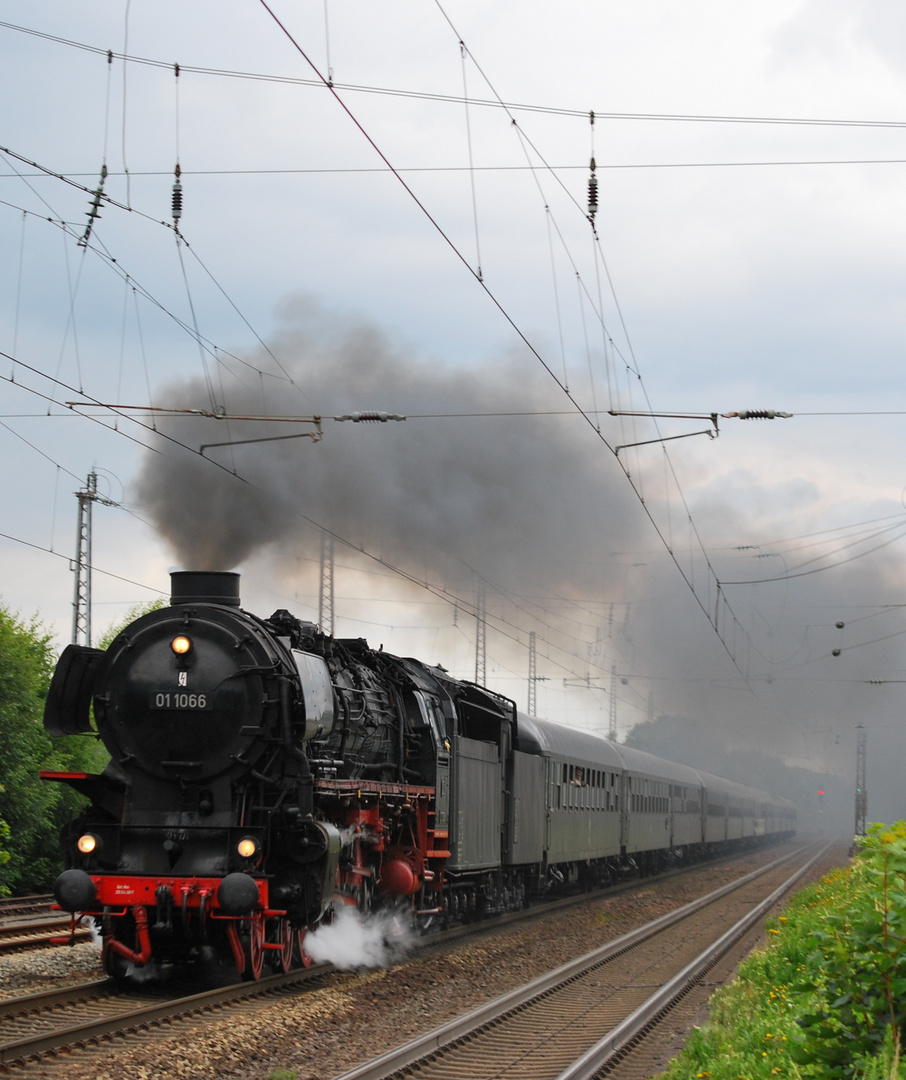 UEF 01 1066 mit Sonderzug auf der "Rollbahn"