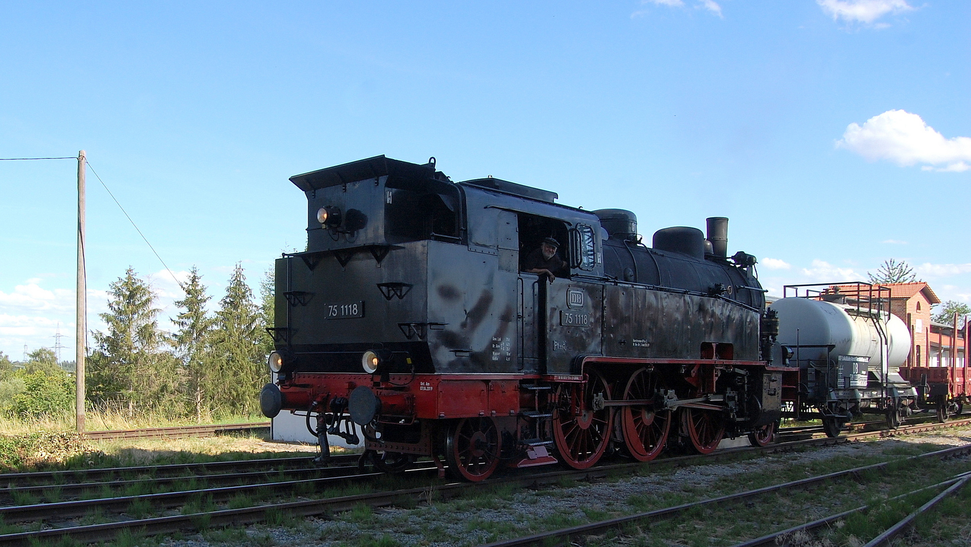 UEF 75 1118 auf der Krebsbachtalbahn bei Rangierarbeiten in Hüffenhardt 25.7.2020