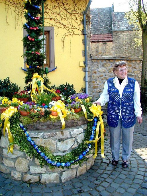 Uelversheim: Frau Eugenie Kuhn am Osterbrunnen 2005  ©