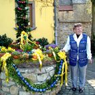 Uelversheim: Frau Eugenie Kuhn am Osterbrunnen 2005  ©