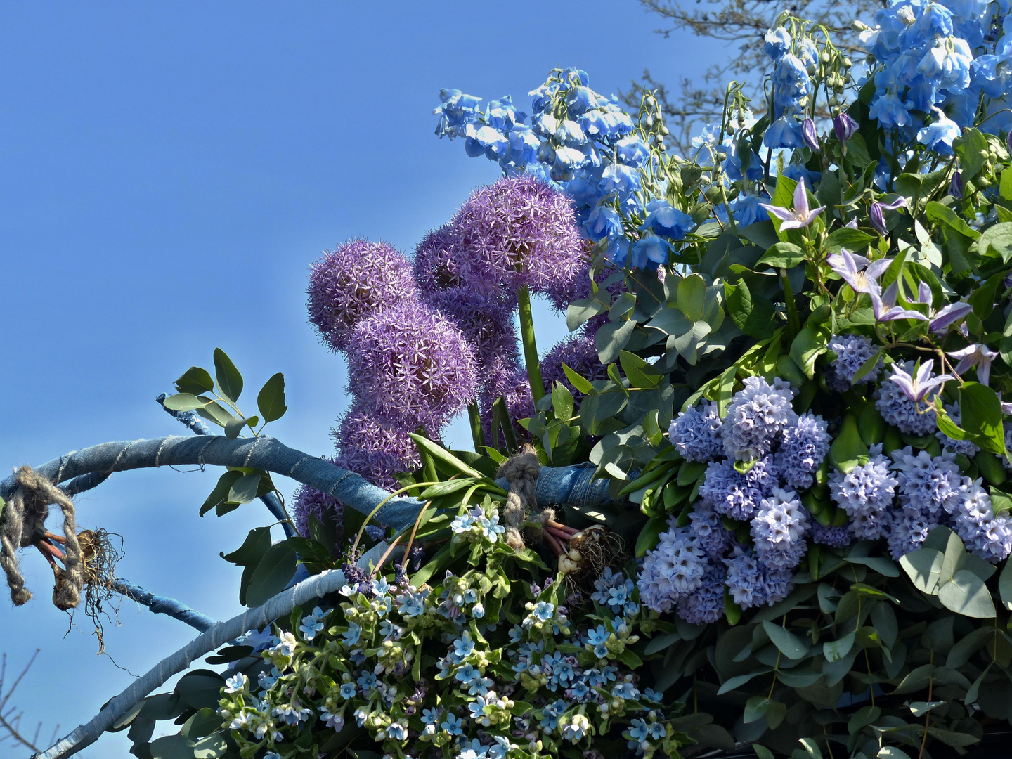 üppiger Blumenschmuck ...