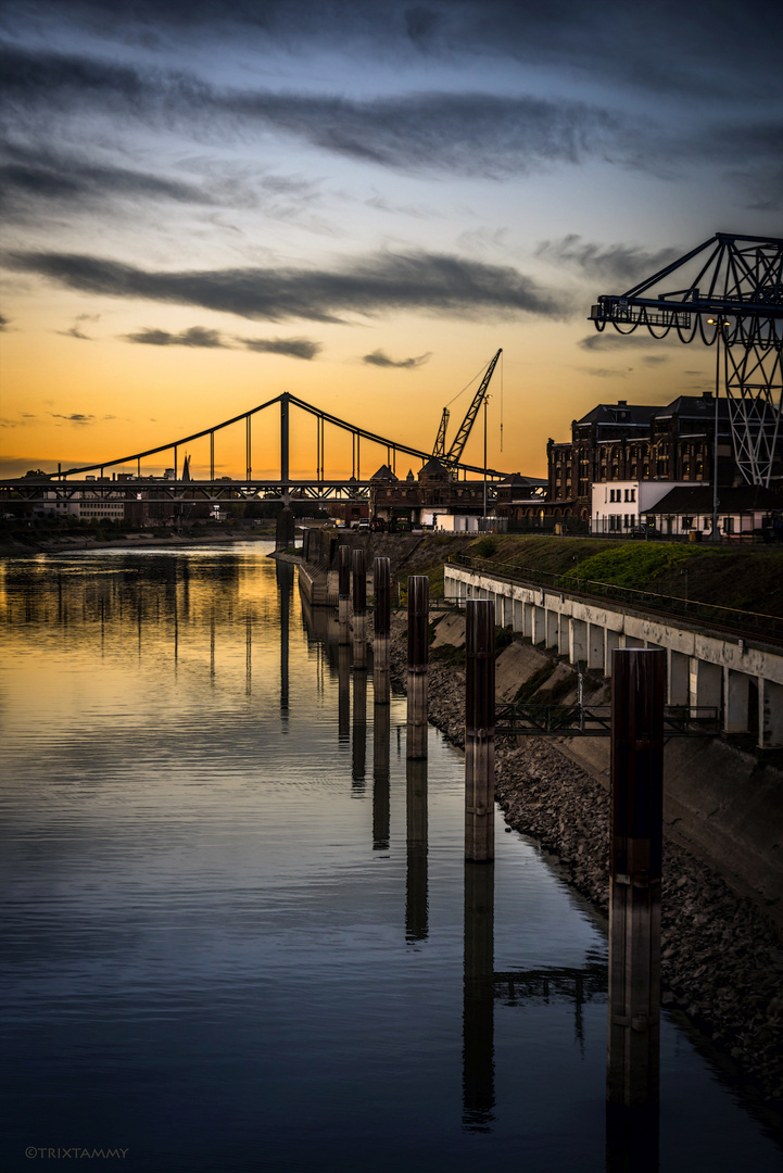 Uerdinger Brücke bei Sonnenuntergang...