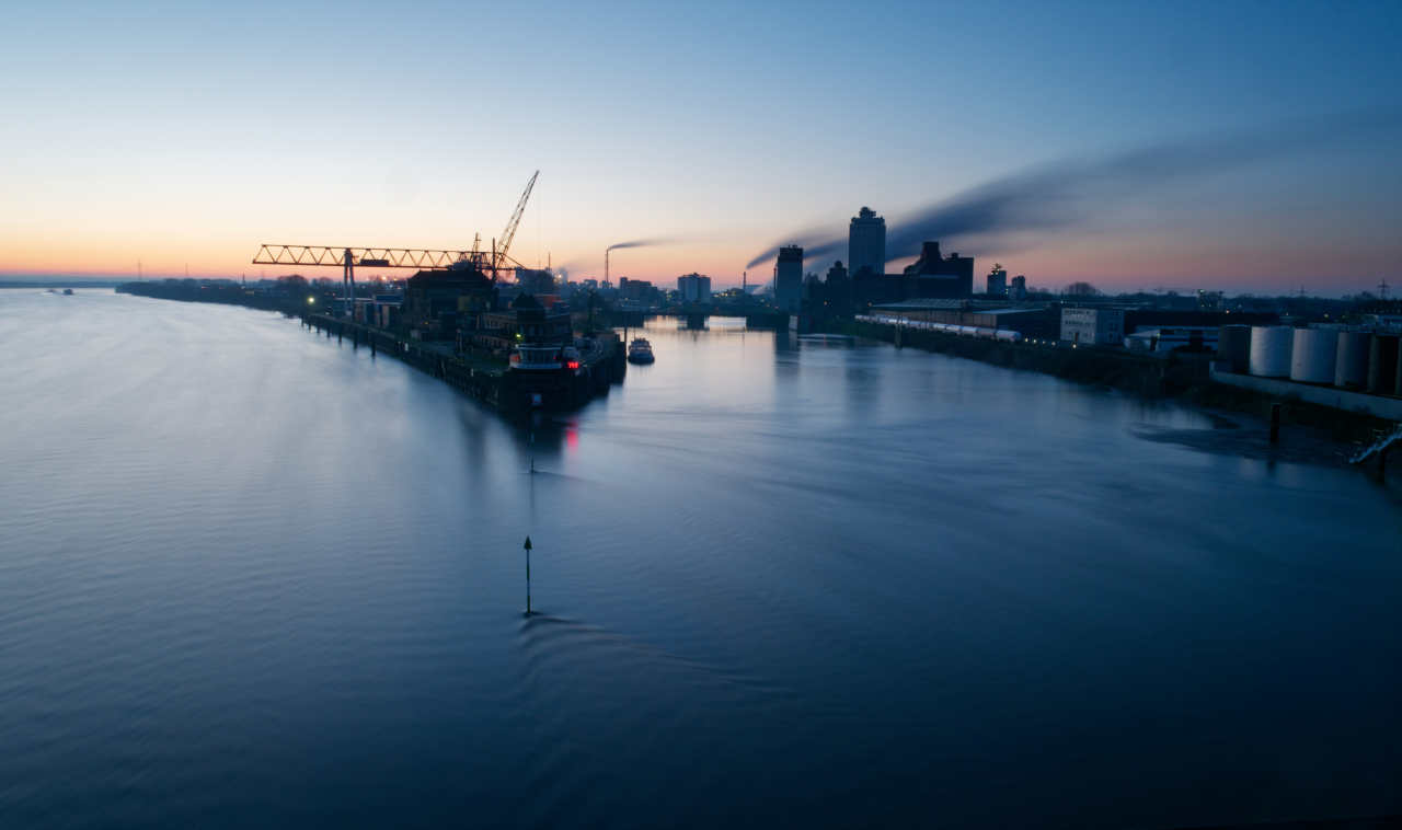 Uerdinger Hafeneinfahrt im Sonnenaufgang