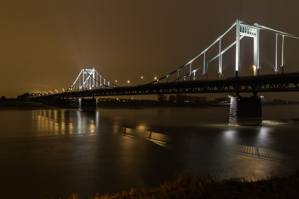 Uerdinger Rheinbrücke bei Nacht